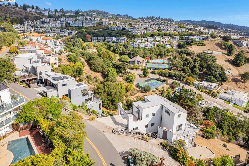 CLAREMONT HILLS - Residential