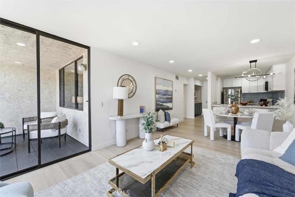1140 E Ocean Boulevard 109