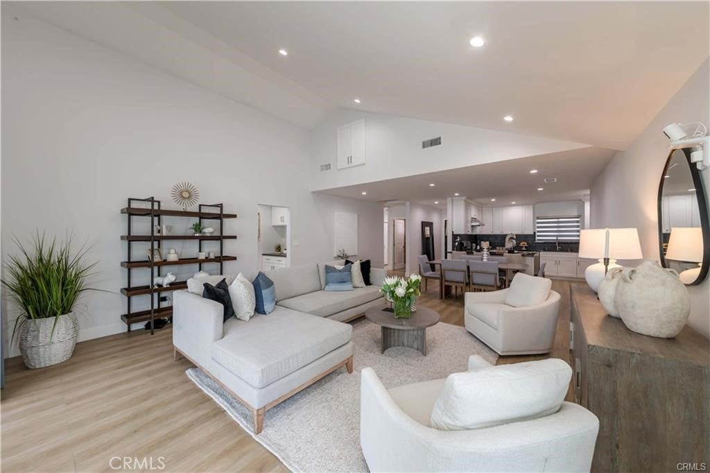 7426 Leescott Avenue, Lake Balboa CA 91406