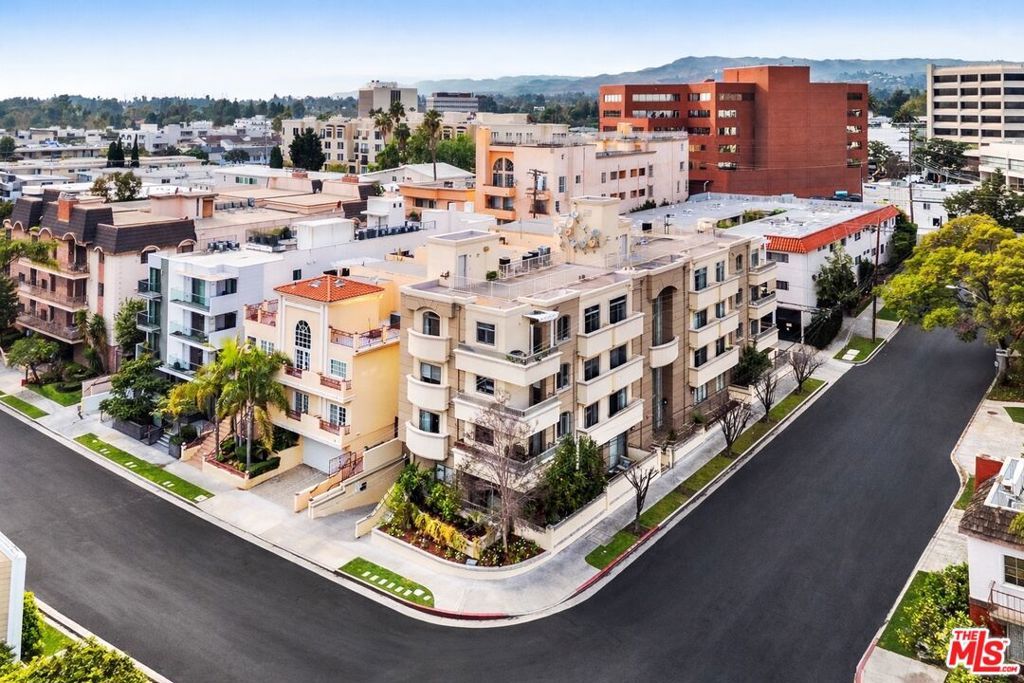 Photo of 871 Granville Avenue #101, Los Angeles, CA 90049 (MLS # 26650143)