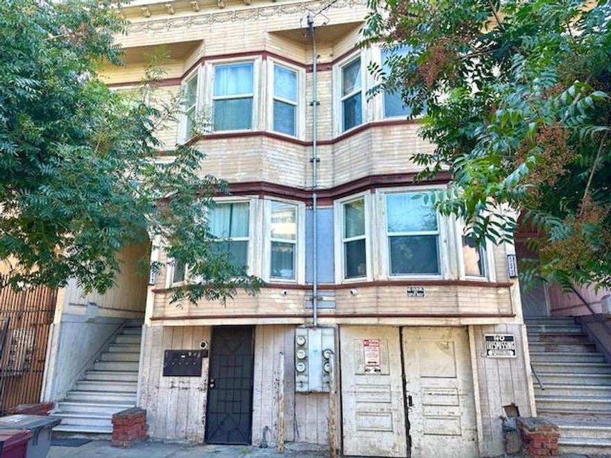 Large 4 plex in Oakland with tall ceilings, large windows and original oak floors. Each unit is 1012 square feet so plenty of room for remodeling and renting. Sold with no tenant occupants. Under the complex is over 1000 square feet of storage and garage. Behind the complex is 2500 square feet of land that could be part of groomed common area. Complex is being sold in "as is" condition.