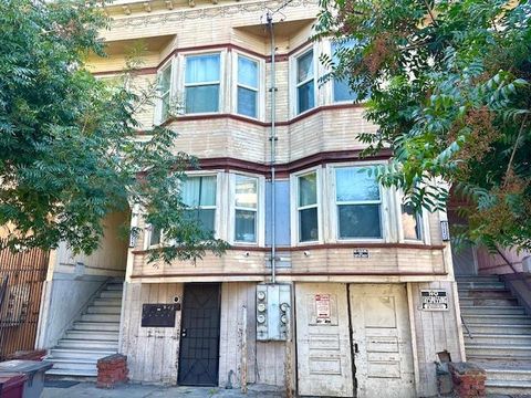 Photo of 555 33rd Street, Oakland, CA 94609 (MLS # ML82026697)