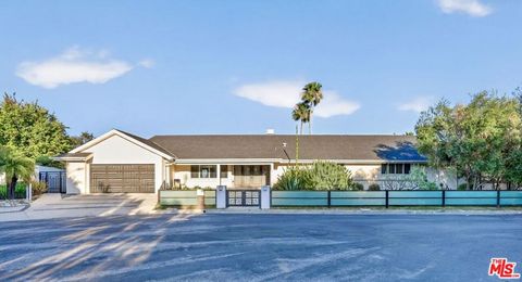 Photo of 4186 Regal Oak Drive, Encino, CA 91436 (MLS # 26834611)