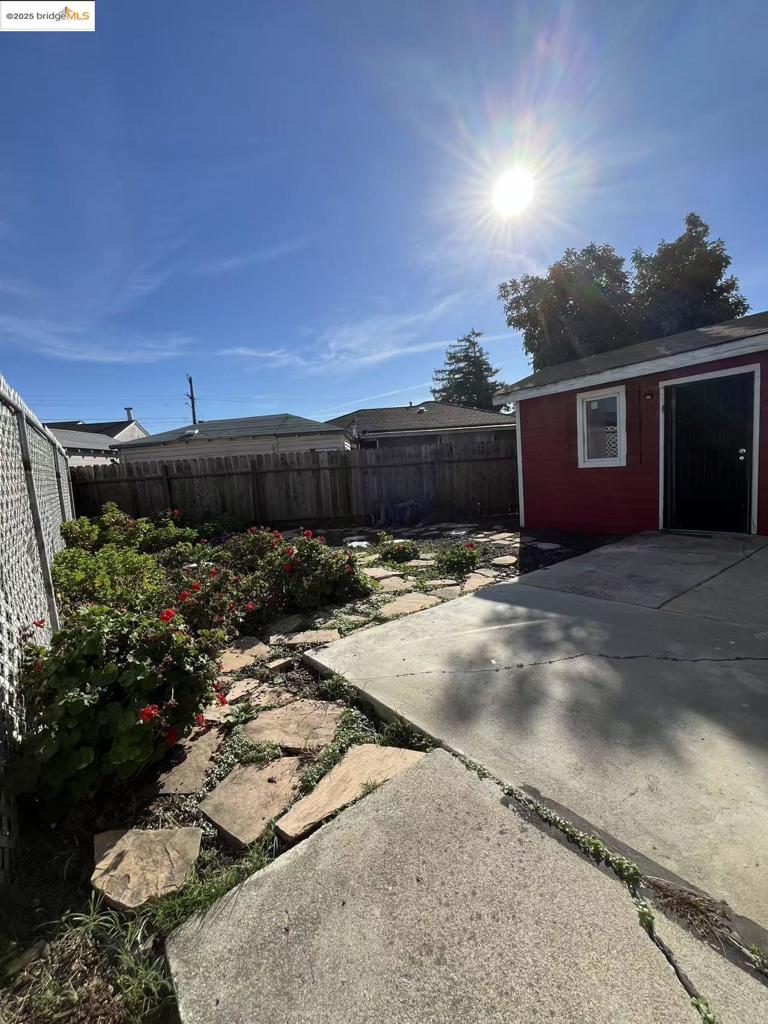 EAST OAKLAND - Residential Income