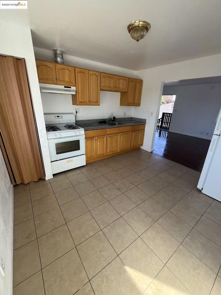 EAST OAKLAND - Residential Income