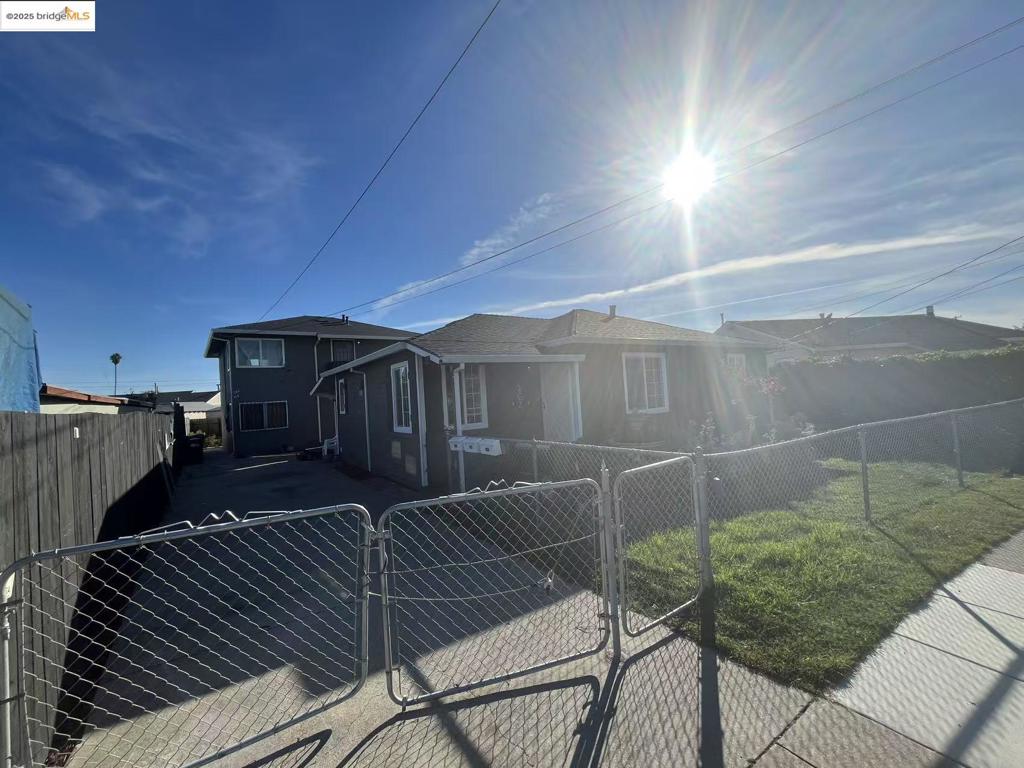 EAST OAKLAND - Residential Income