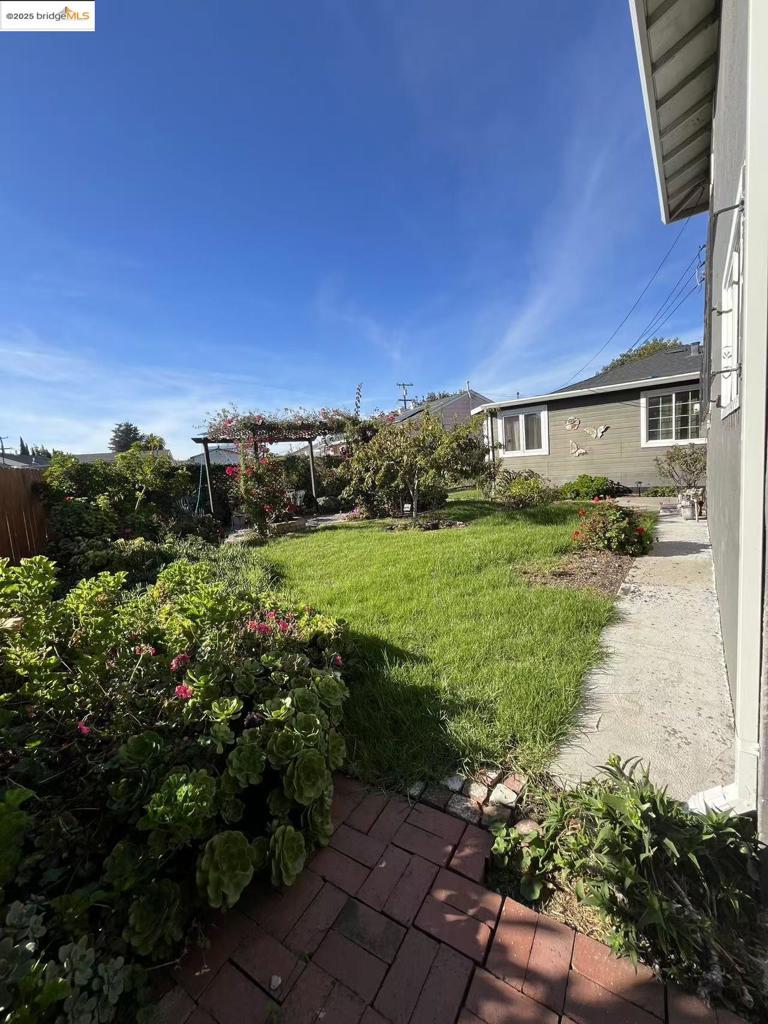 EAST OAKLAND - Residential Income