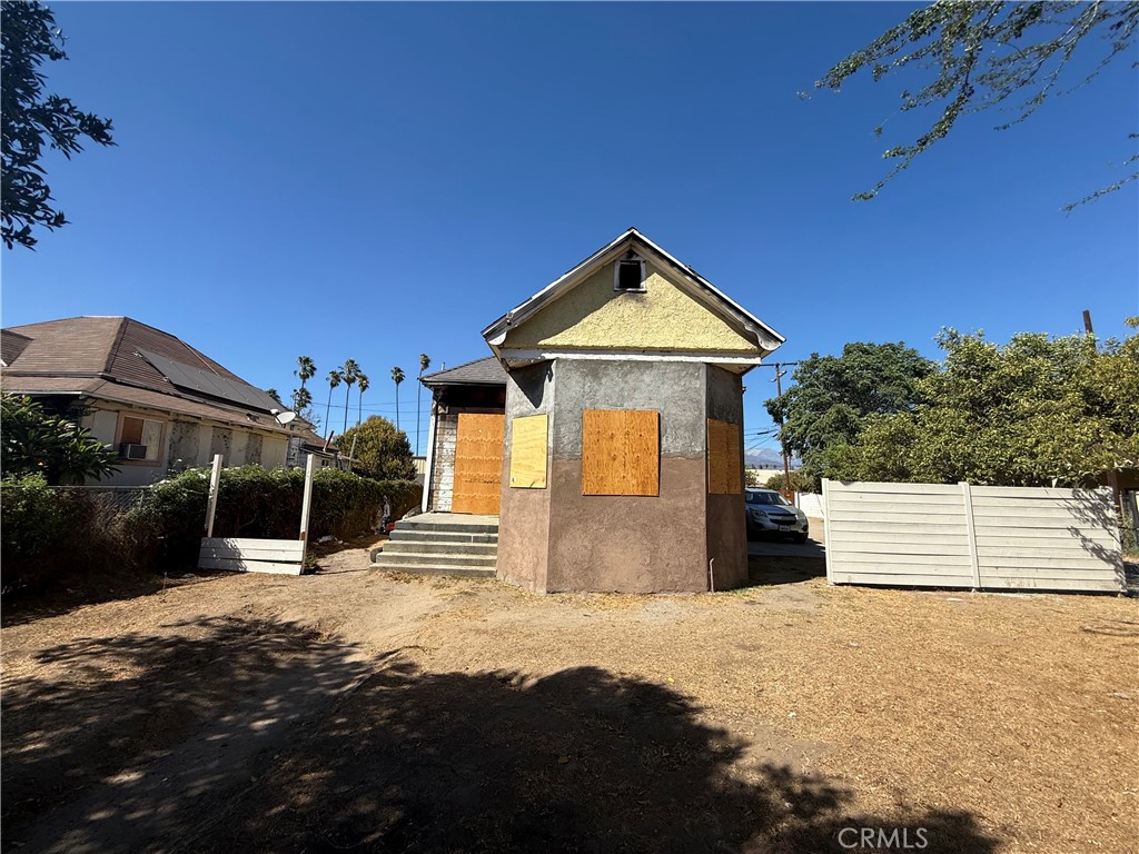 Attention investors and rehab enthusiasts! This distressed property in the heart of Pomona presents a rare opportunity to acquire and transform a burned structure into your vision. The home has sustained fire damage and requires complete rehabilitation from the ground up.
This is a strict AS-IS sale. The property has experienced significant fire damage, and all repairs, renovations, and compliance must be handled by the buyer. Buyer is responsible for conducting all necessary investigations with city of. Pomona