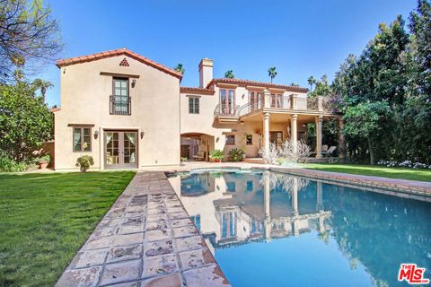 Photo of 725 N FOOTHILL Road, Beverly Hills, CA 90210 (MLS # 26700675)