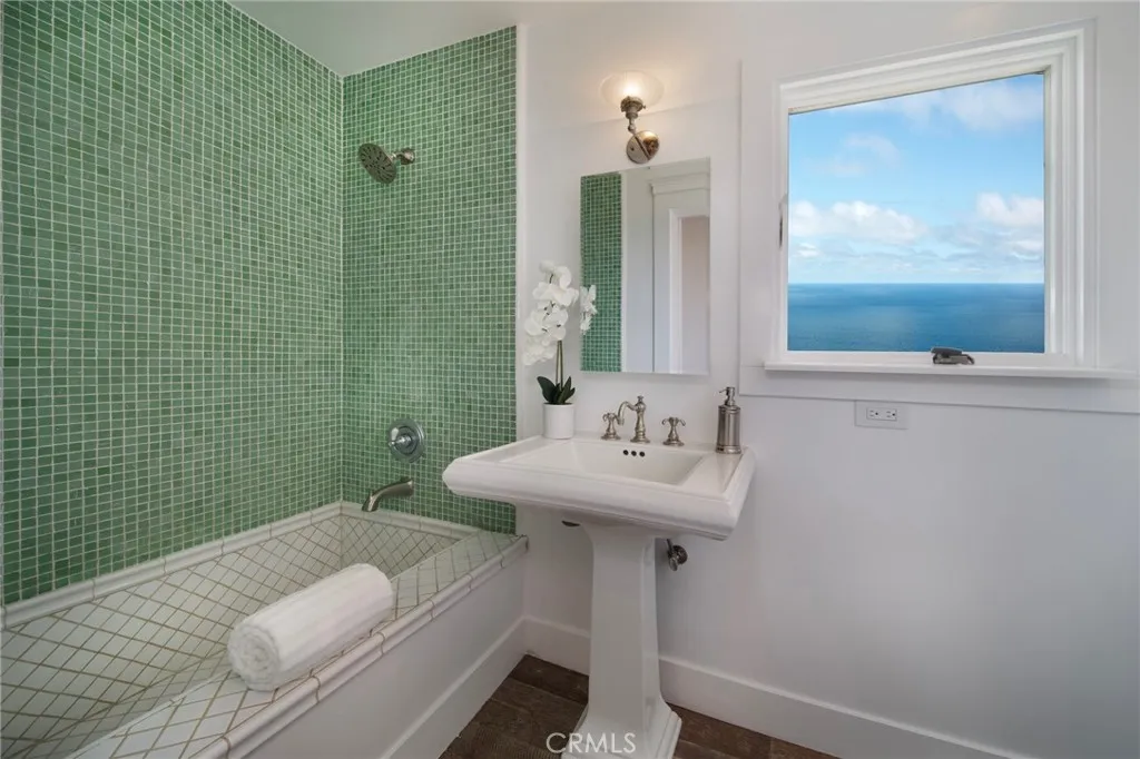 Laguna Beach, California 92651, United States, 2 Bedrooms Bedrooms, ,2 BathroomsBathrooms,Residential,Active,187797