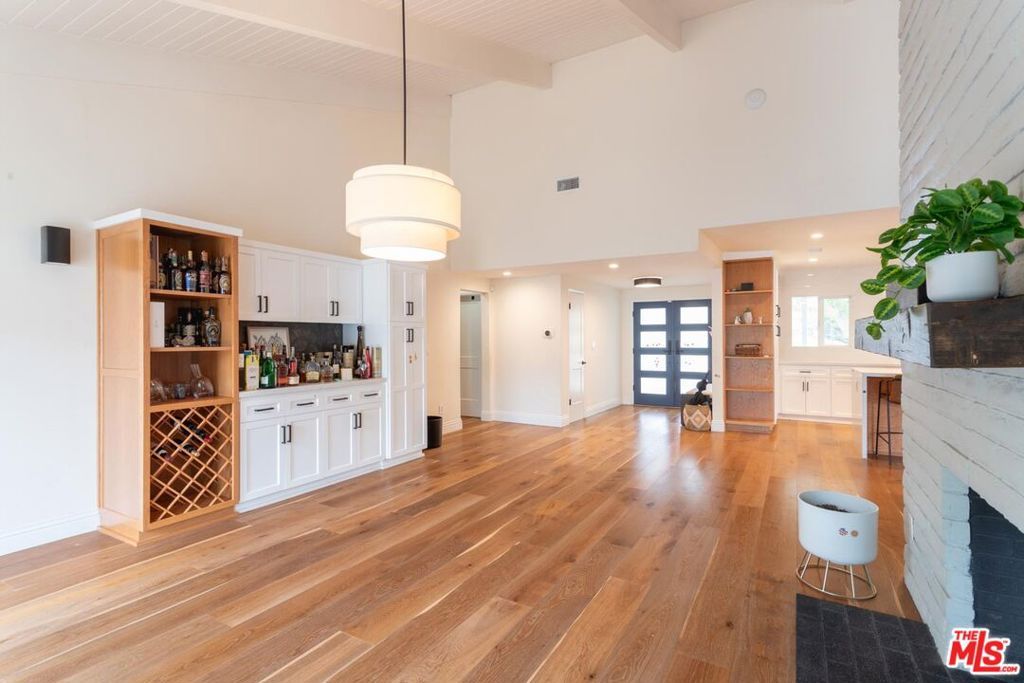 Photo of 23721 Mariano Street, Woodland Hills, CA 91367 (MLS # 25521537)