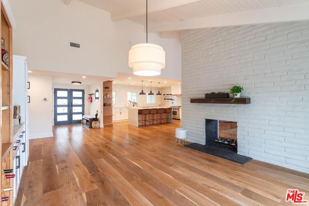 23721 Mariano Street