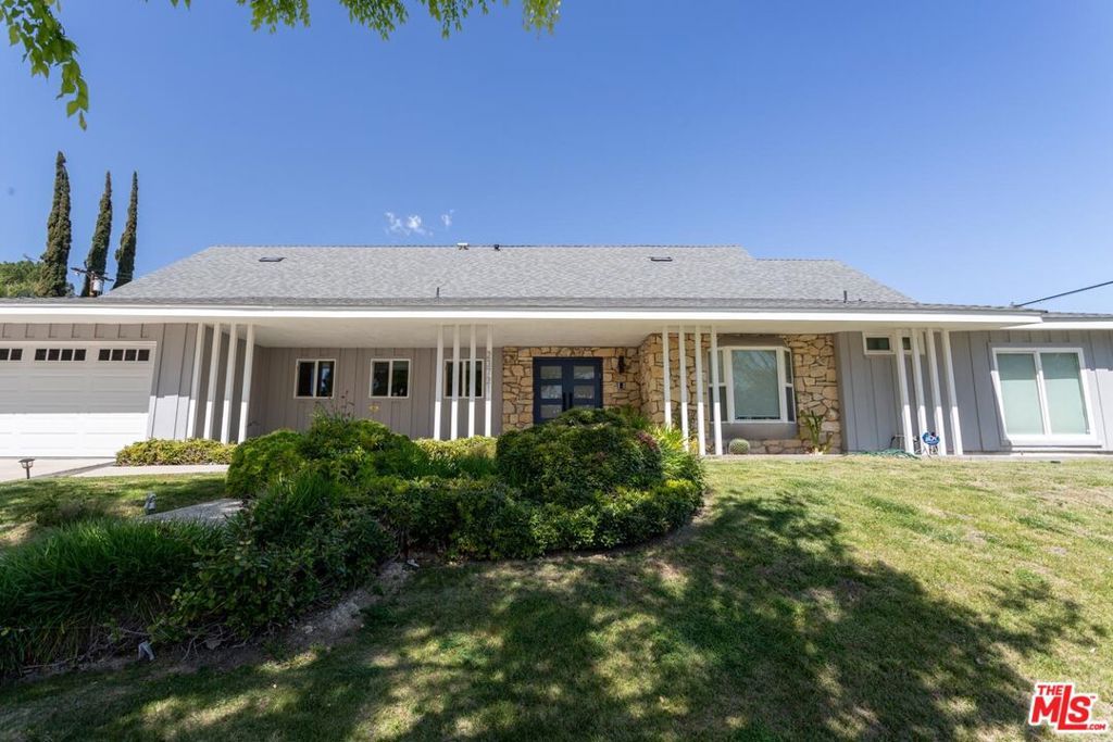 Photo of 23721 Mariano Street, Woodland Hills, CA 91367 (MLS # 25521537)