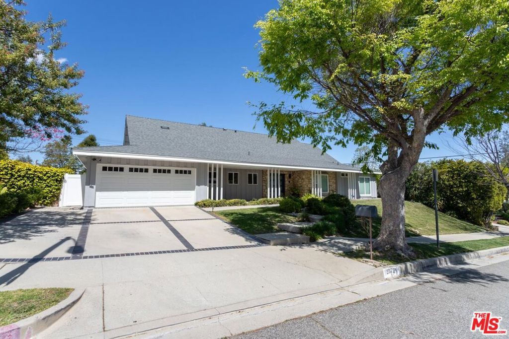 Photo of 23721 Mariano Street, Woodland Hills, CA 91367 (MLS # 25521537)
