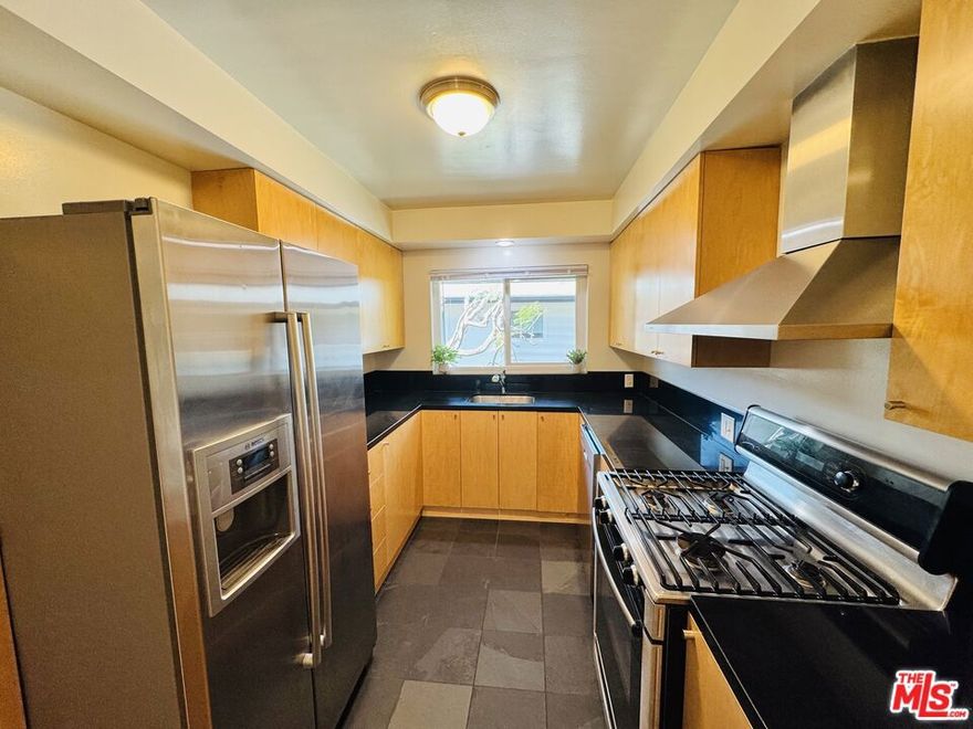 Wonderful Location, breezy courtyard. One Bedroom Upstairs unit!  Just blocks away from Palisades Park, 3rd Street Promenade, Montana Avenue and few minutes further to the beach and Santa Monica Pier.  Prime location in the world, but more importantly you have many options to enjoy or your guests do.