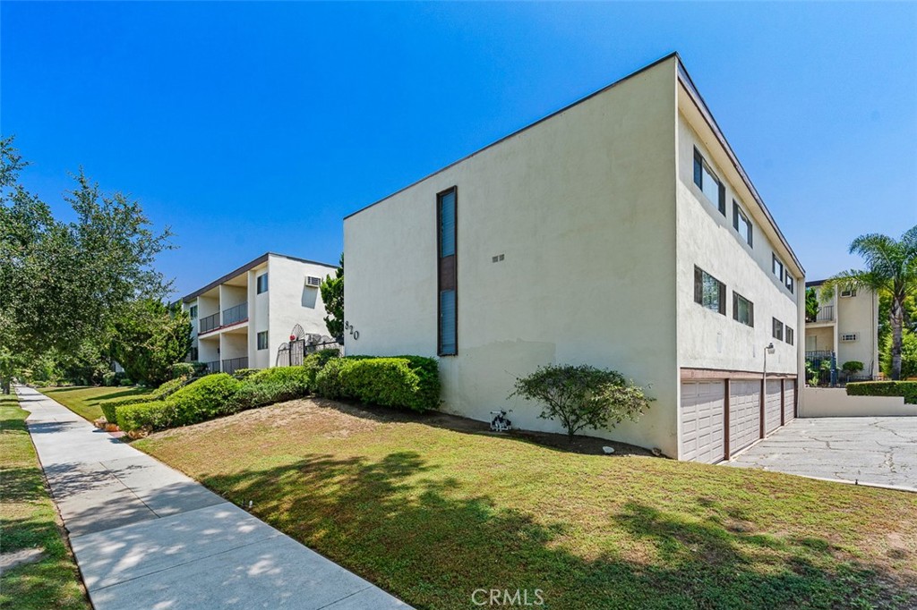 820 N Raymond Avenue