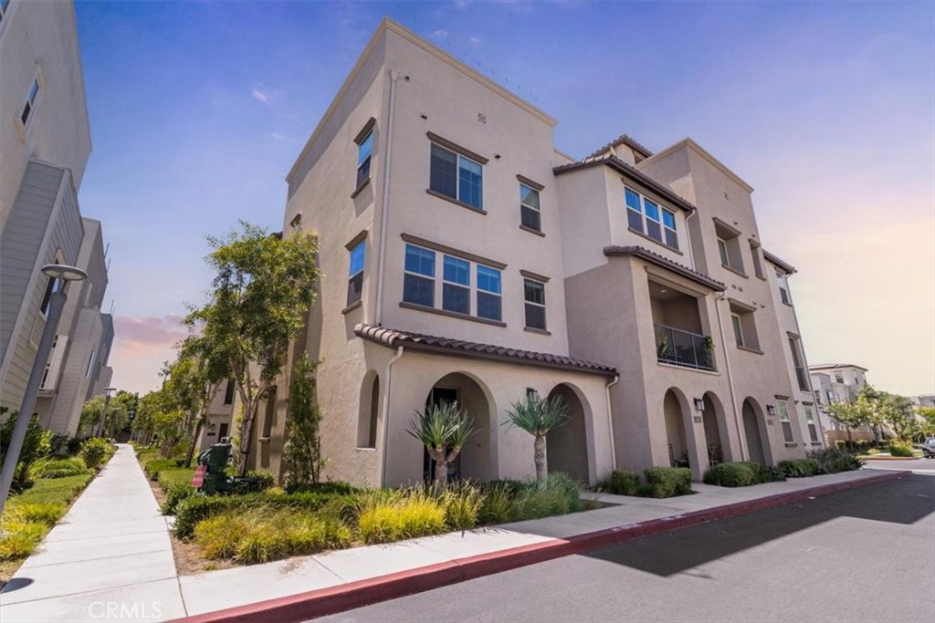 658 S Motif Street