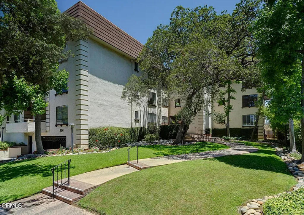 Newly painted, Large and Spacious 1632 sqft Unit. Hardwood floor, 2 car garage, conveniently located blocks from S lake ave shopping and dinning and Caltech. Unit has a formal dinning, living room, family room, office/den, washer dryer in unit.Text 626-316-3515 to view.