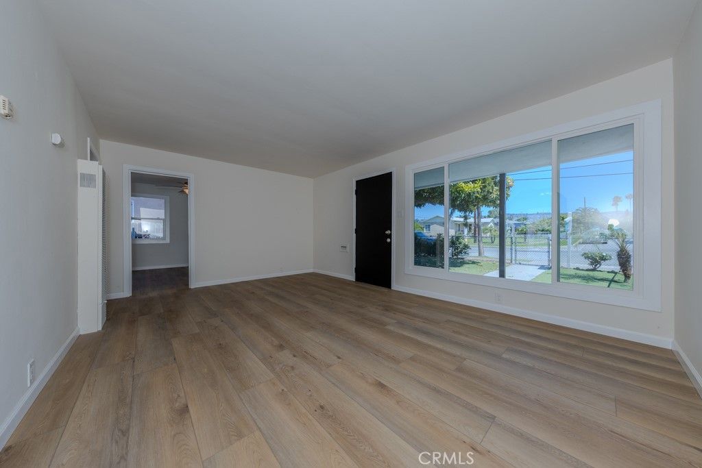 listing image 130729675811032545470