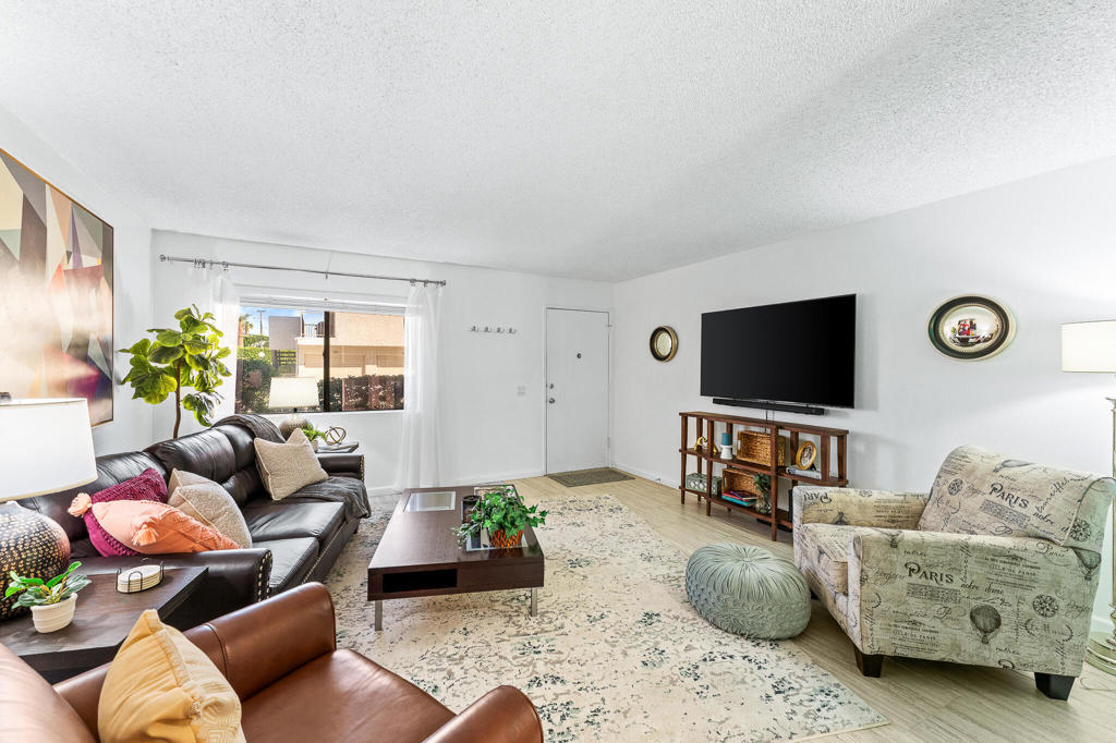 2074 N Mira Vista Way