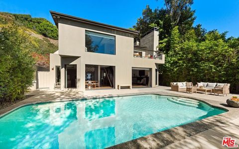 Photo of 8540 Hedges Way, Los Angeles, CA 90069 (MLS # 25613487)