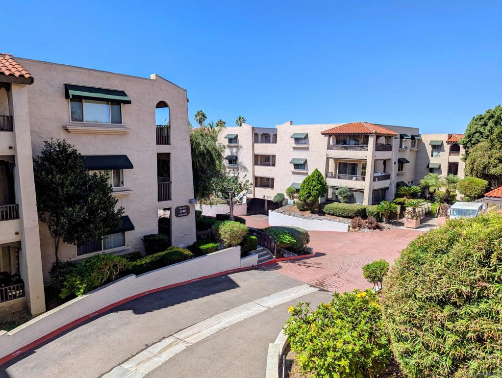 Welcome to urban coastal living at its finest! This move-in-ready 1-bedroom, 1-bathroom corner unit offers both sophistication and comfort in one of San Diego’s most desirable neighborhoods. A private patio overlooking the community’s pool area makes for perfect morning coffees or relaxing evenings outdoors. Located only two blocks from the new trolley line gives easy access to UCSD or downtown San Diego.