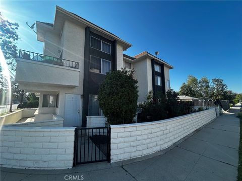 Photo of 14931 Magnolia Blvd #1, Sherman Oaks, CA 91403 (MLS # SR26071281)