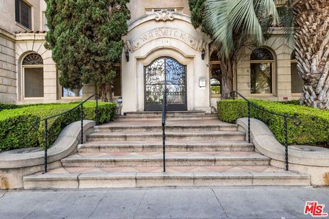 Photo of 109 N Sycamore Avenue #405, Los Angeles, CA 90036 (MLS # 26765659)