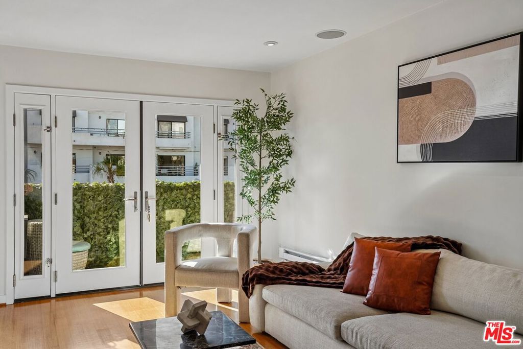 1124 N La Cienega Boulevard 301