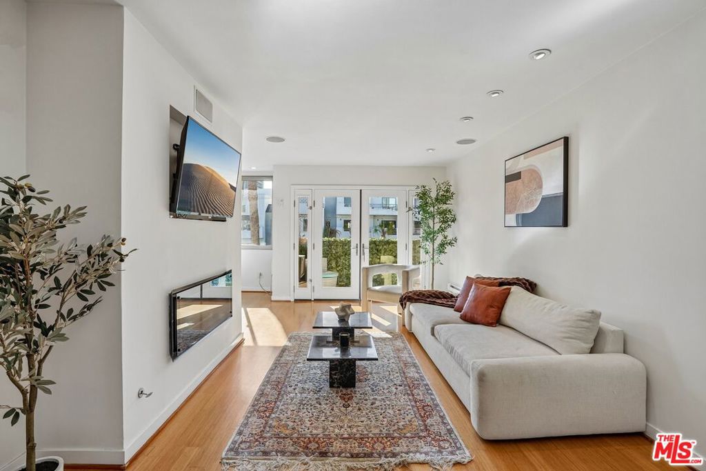 1124 N La Cienega Boulevard 301