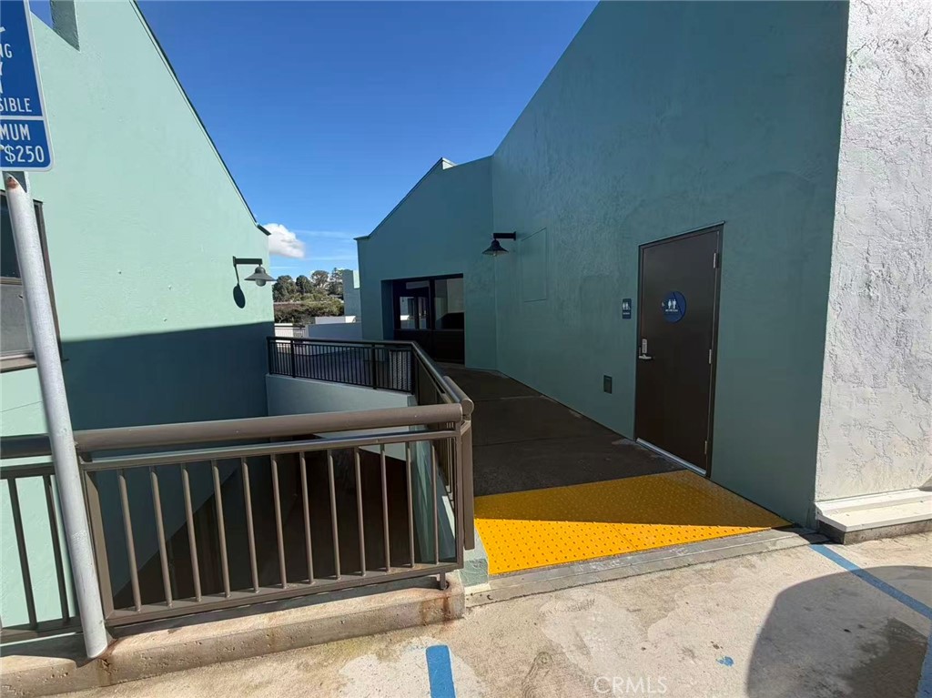 437 S Highway 101 208