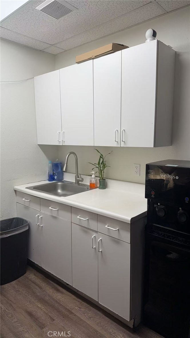 437 S Highway 101 208