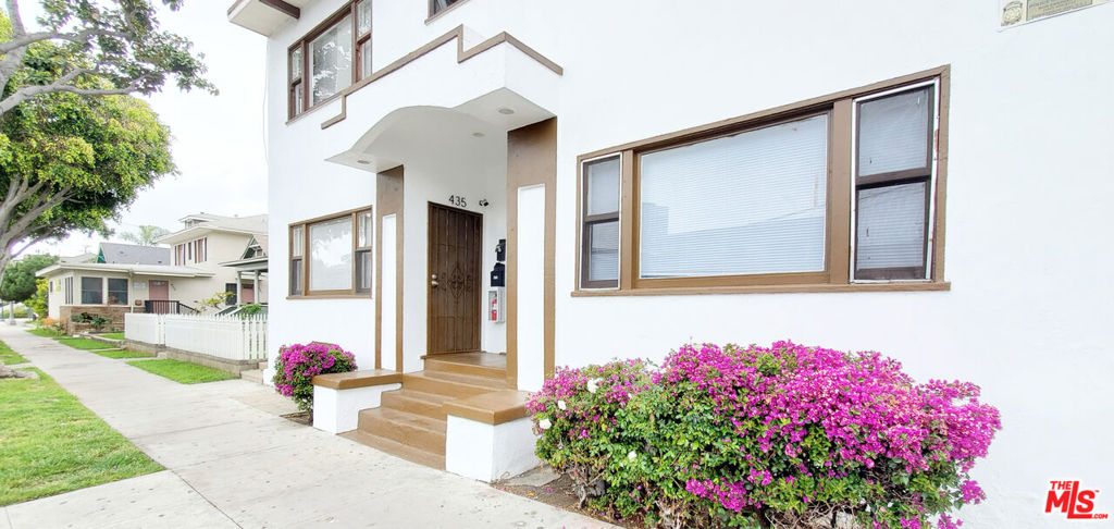 Bright & spacious 1BD/1BA front unit in the heart of Downtown Long Beach, close to shops & dining. Features large open living room filled w/ natural light & ample closet space. Kitchen includes stainless steel stove. Easy access to 710 Fwy. Water utility included. Street parking. Small pets welcome. Check out the 3D Virtual Tour!Agent and Lessee are to do their own due diligence and investigation of all information provided herein or anywhere else and any information provided by agent, owner or their rep at any time. Square footage is an estimate.