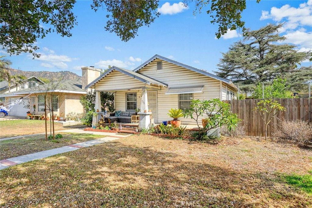 Photo of 904 N Dalton Avenue, Azusa, CA 91702 (MLS # WS25228318)