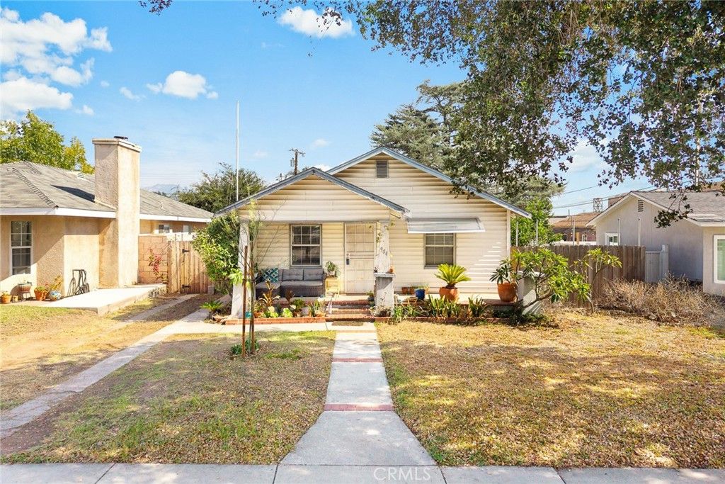 Photo of 904 N Dalton Avenue, Azusa, CA 91702 (MLS # WS25228318)
