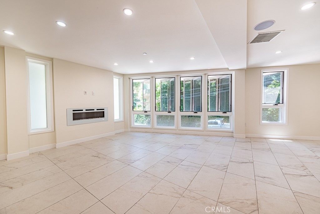 Photo of 1516 N Beverly Glen Boulevard, Los Angeles, CA 90077 (MLS # SR25237446)