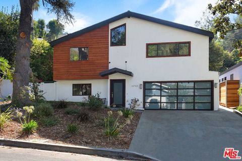 Photo of 11734 Sunshine Terrace, Studio City, CA 91604 (MLS # 26673899)