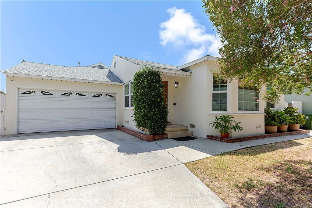 Photo of 18154 Gresham Street, Northridge, CA 91325 (MLS # SR25193212)
