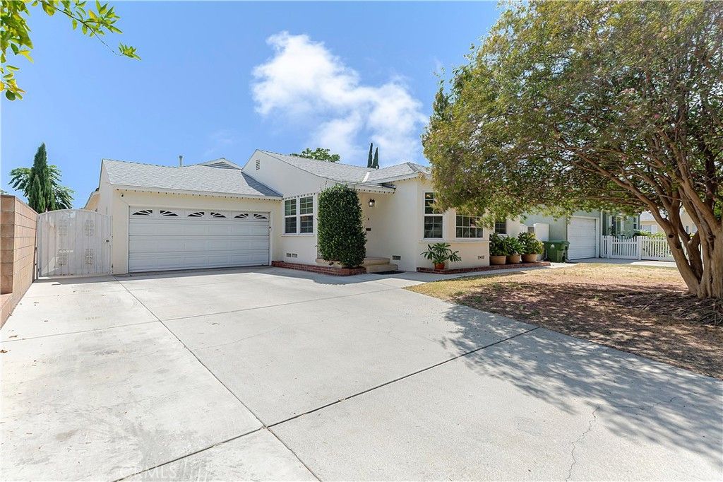 Photo of 18154 Gresham Street, Northridge, CA 91325 (MLS # SR25193212)