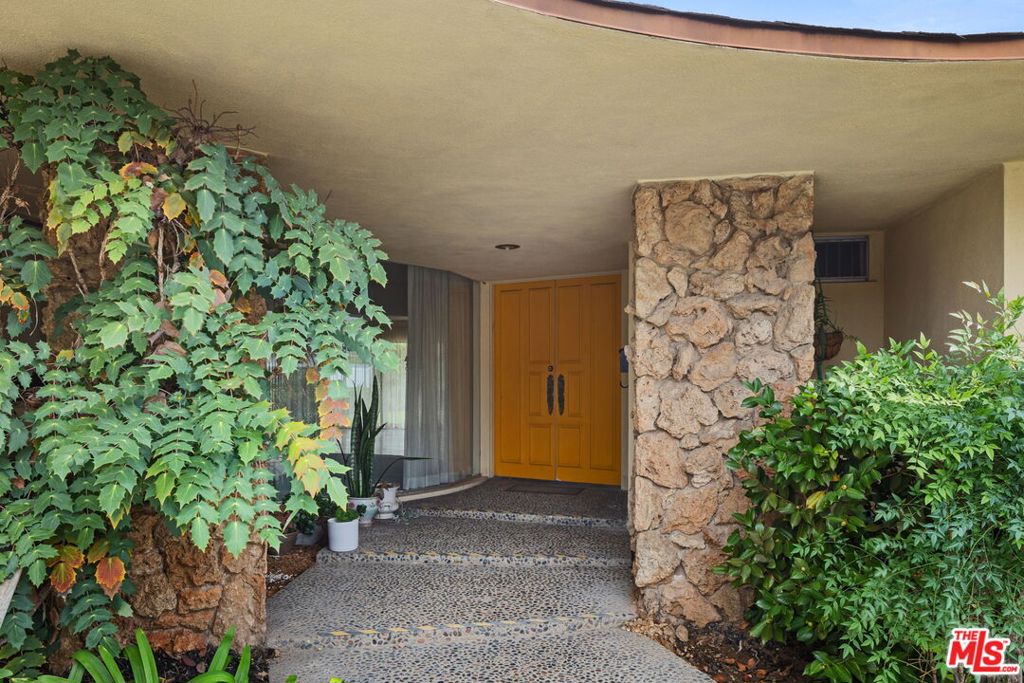 6619 S Bedford Avenue