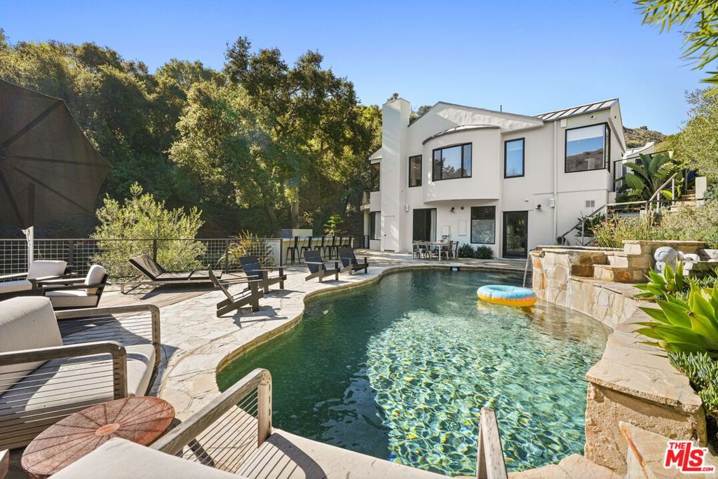Photo of 28222 Via Acero Street, Malibu, CA 90265 (MLS # 26831471)