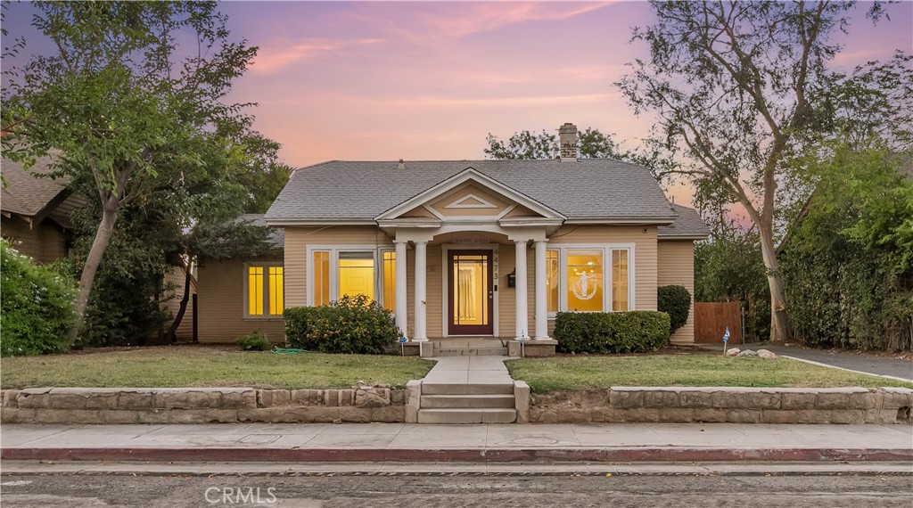 Welcome to this Craftsman charmer located in the heart of downtown Riverside. This 3 bedroom, 1.5 bathroom features complete upgrades with new wood laminate flooring, New HVAC system installed September 2025, remolded kitchen features soft closing cabinets & quartz countertops. In addition to the home you also have a 1 car detached garage & view of Mt. Rubidoux. Enjoy accessibility to freeways, Saturday farmers markets, local shopping, & so much more.