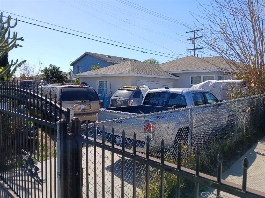 10811 S San Pedro Street