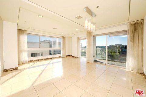 Photo of 702 S Serrano Avenue #501, Los Angeles, CA 90005 (MLS # 26837693)