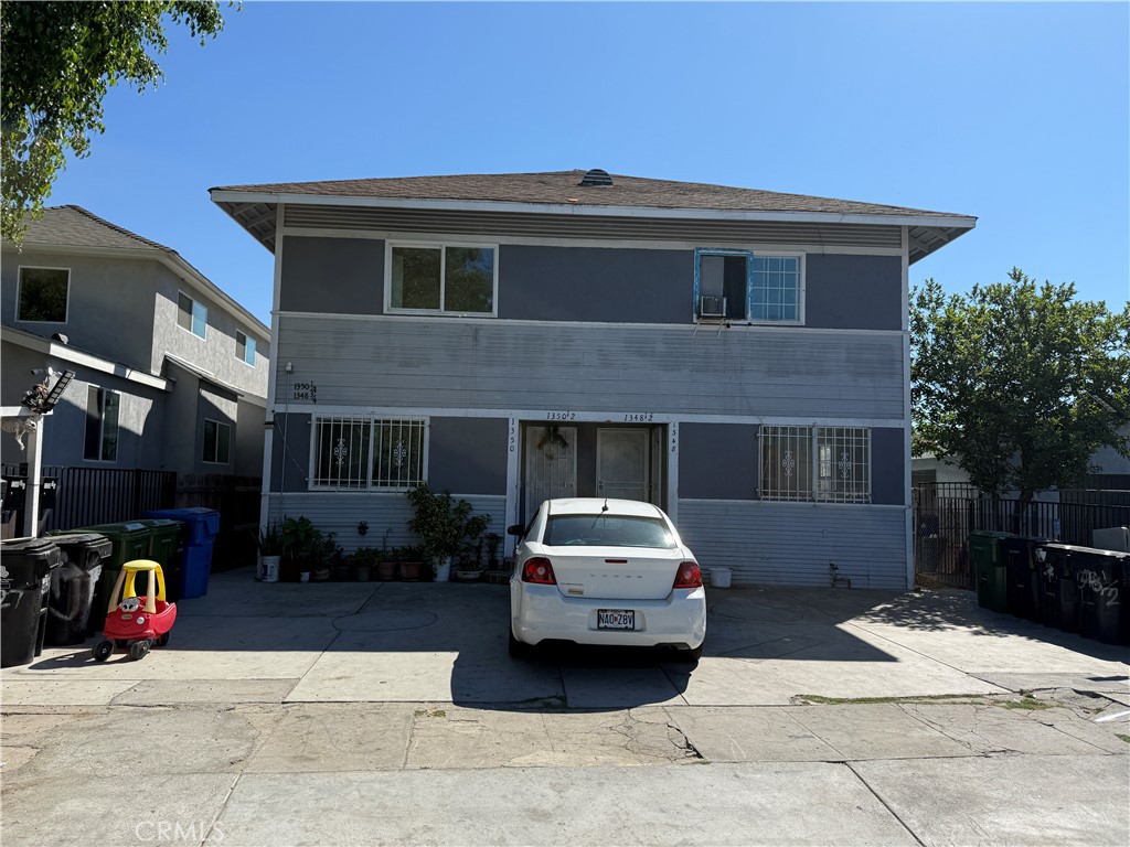 BEAUTIFUL LARGE FULLY REMODELED 2 Bedroom 1 Bath bottom unit with 1 parking spot in front of the unit. Conveniently located near laundromat and walking distance to everything. In addition, there is metro stop just around the corner and just minutes from the heart of DownTown La.
Stove, Oven, Refrigerator, water/ trash are all INCLUDED.
At $2490/ month, you will love this place. SO MAKE IT YOUR HOME AND APPLY TODAY!