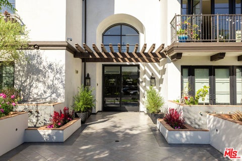 Photo of 1333 S Orange Grove Avenue #102, Los Angeles, CA 90019 (MLS # 26851095)