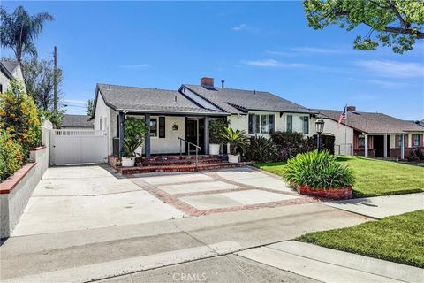 Photo of 736 Uclan Dr, Burbank, CA 91504 (MLS # SR26067403)