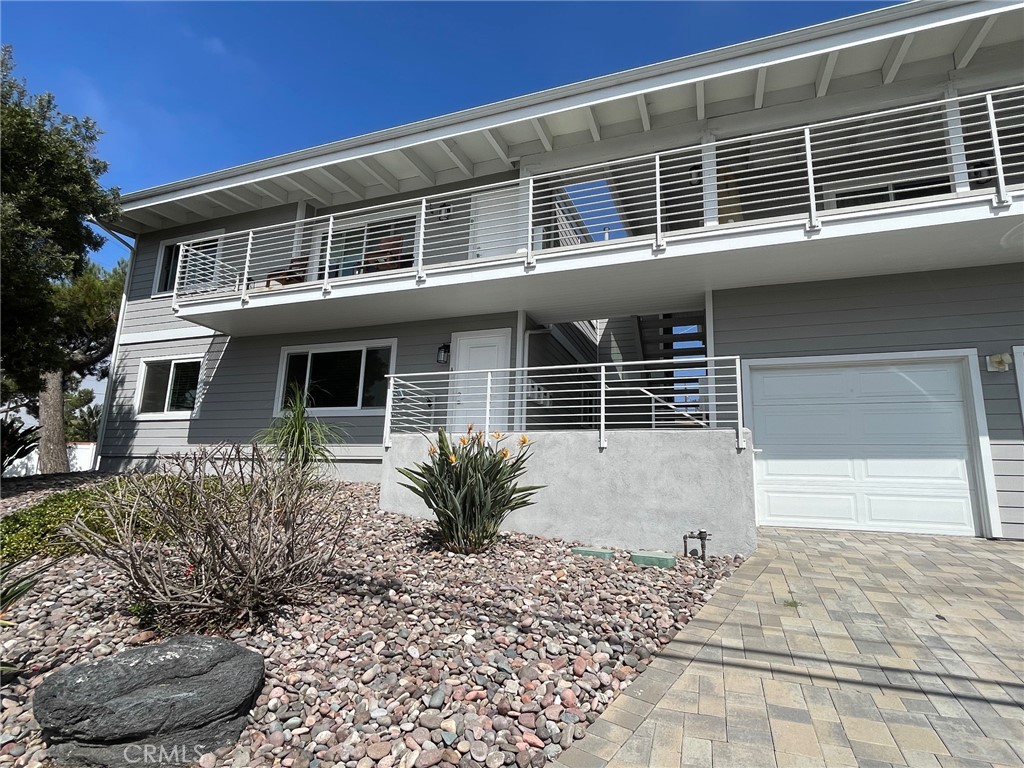 Remodeled inside and out! Beautiful downstairs unit! Gorgeous kitchen with quartz counter tops, beveled subway back splash, LG stainless appliances, pantry, pendant lights, recessed LED lighting throughout, Stone Core flooring throughout, frameless sliding shower doors, new windows, 1-car garage with roll-up door! Laundry on-site. Definitely a must-see! Just 1 mile to Doheny State Beach and Dana Point Harbor.
