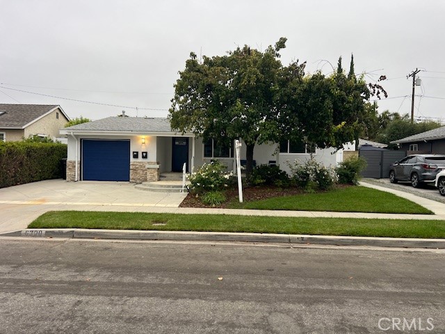 Beautiful neighborhood house for rent. 4 bedrooms and 3 bathrooms, 2 laundry rooms, and a garage.
