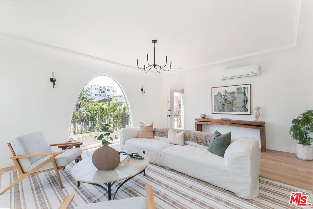 Photo of 1570 S Hayworth Avenue, Los Angeles, CA 90035 (MLS # 25631967)